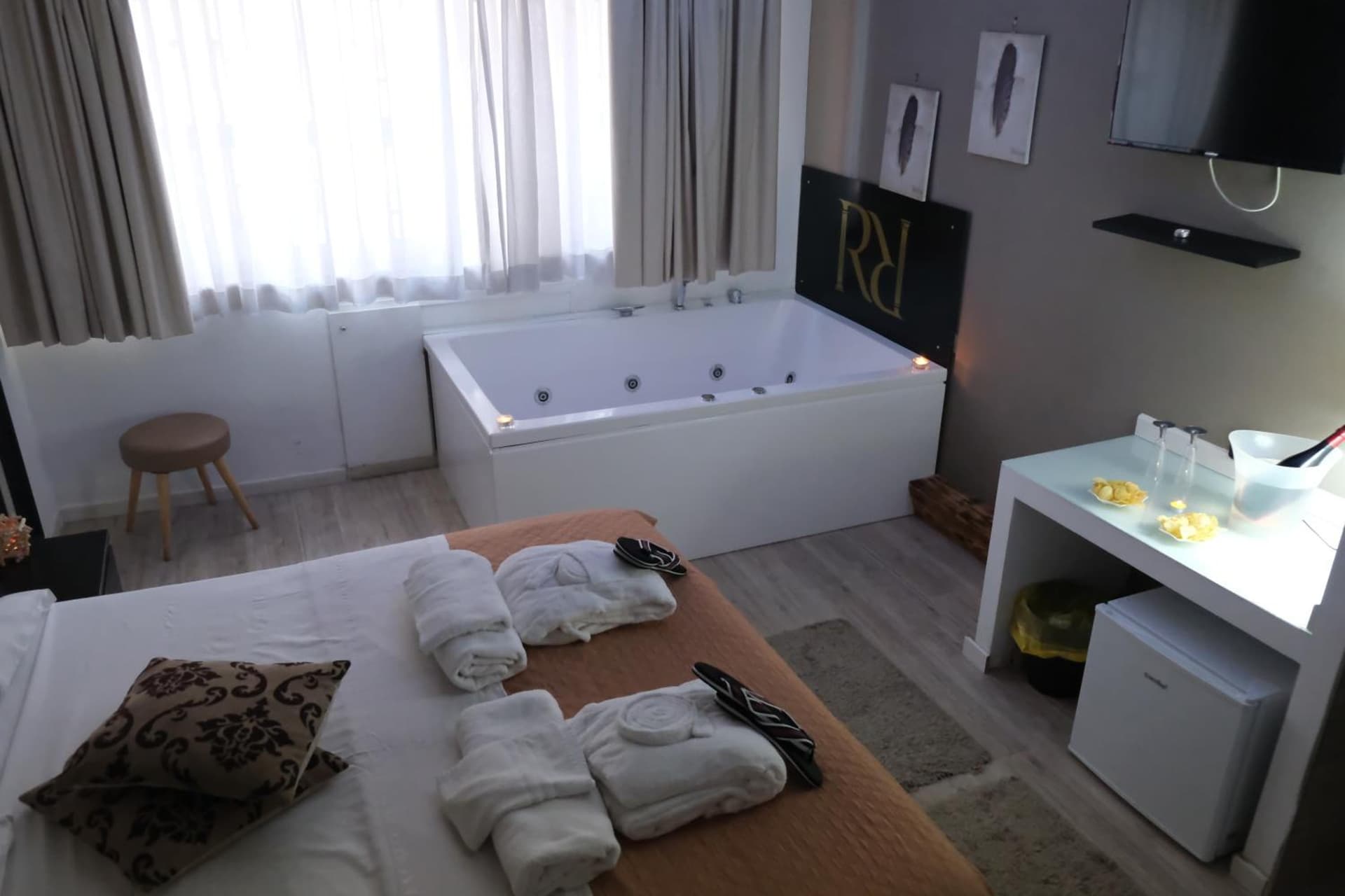Royalty Rooms & Spa