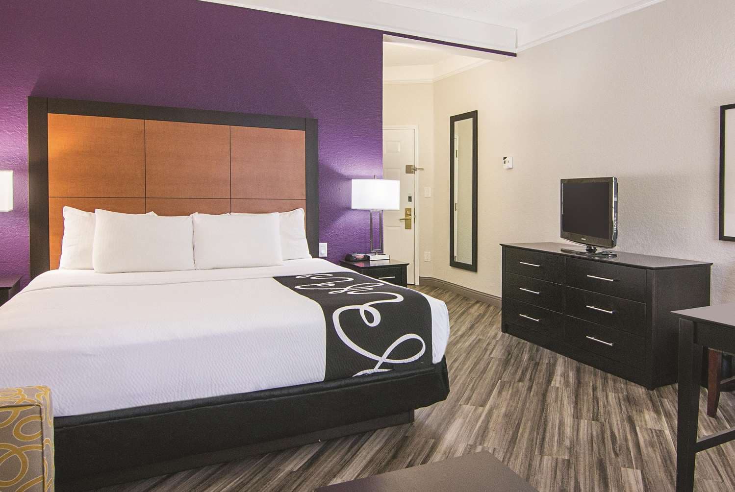 La Quinta Inn & Suites by Wyndham Orlando Airport at Gateway Village