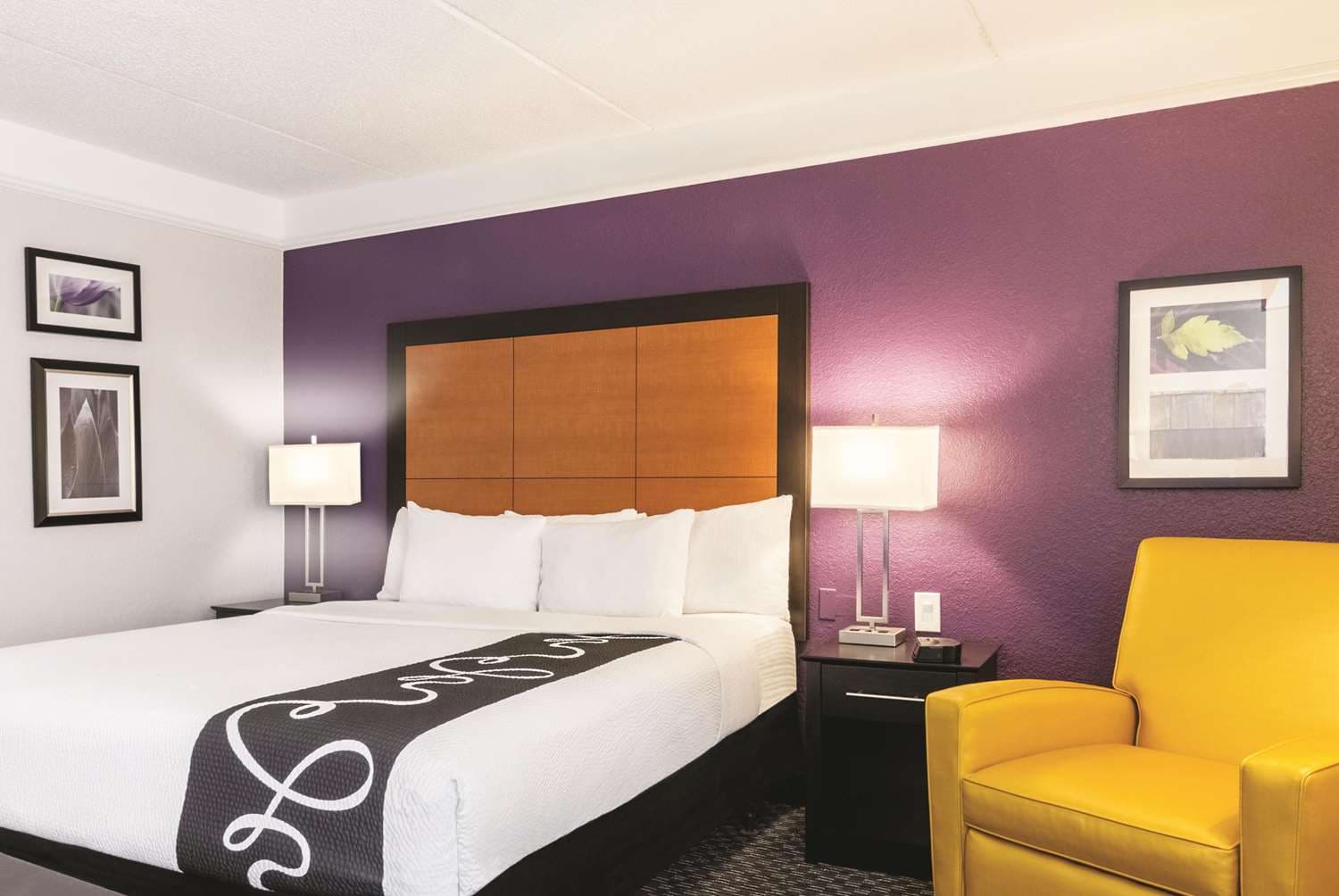 La Quinta Inn & Suites by Wyndham Orlando Airport at Gateway Village