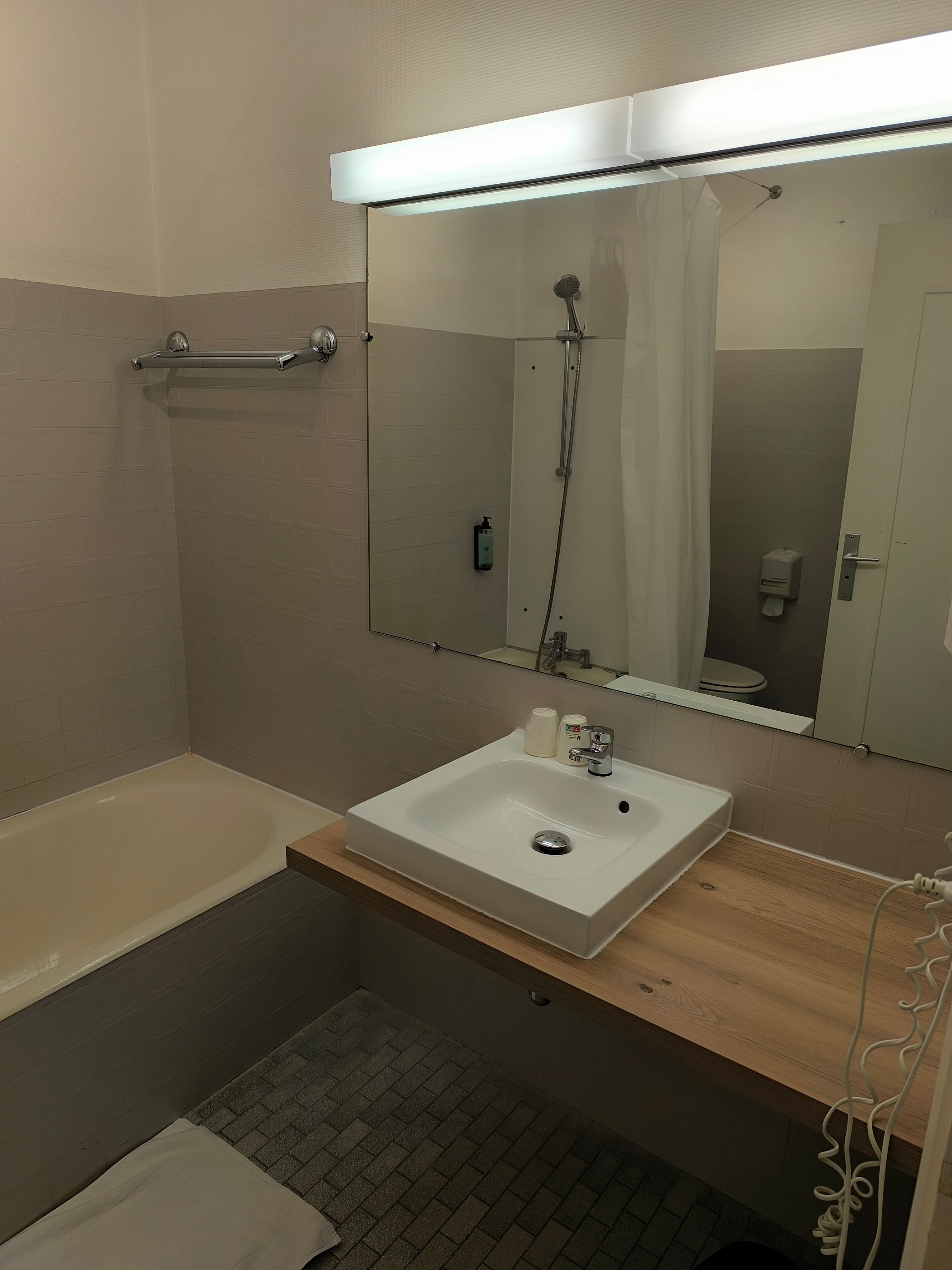 Adonis Lyon Est Artys Hotel