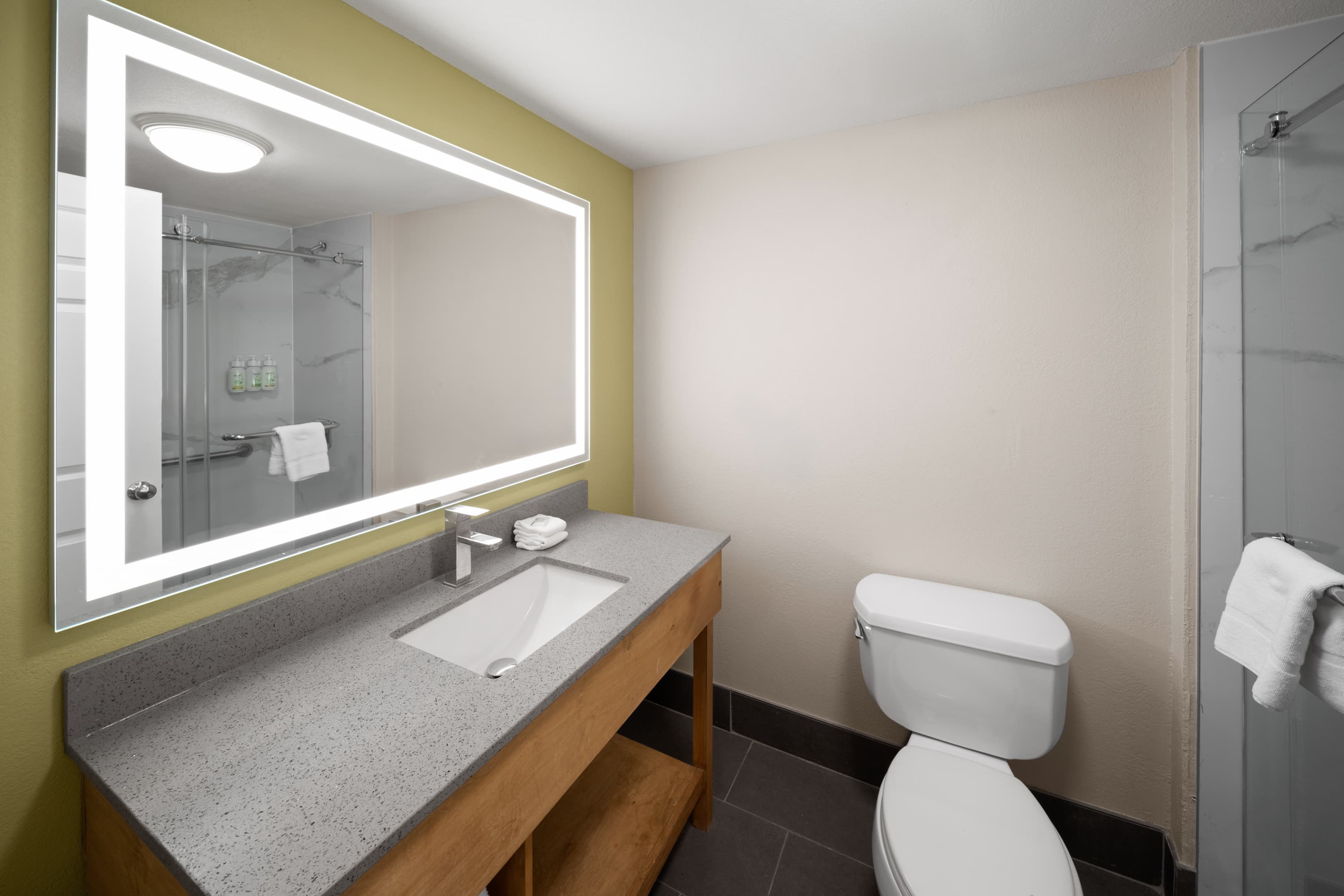 La Quinta Inn & Suites by Wyndham San Antonio Airport