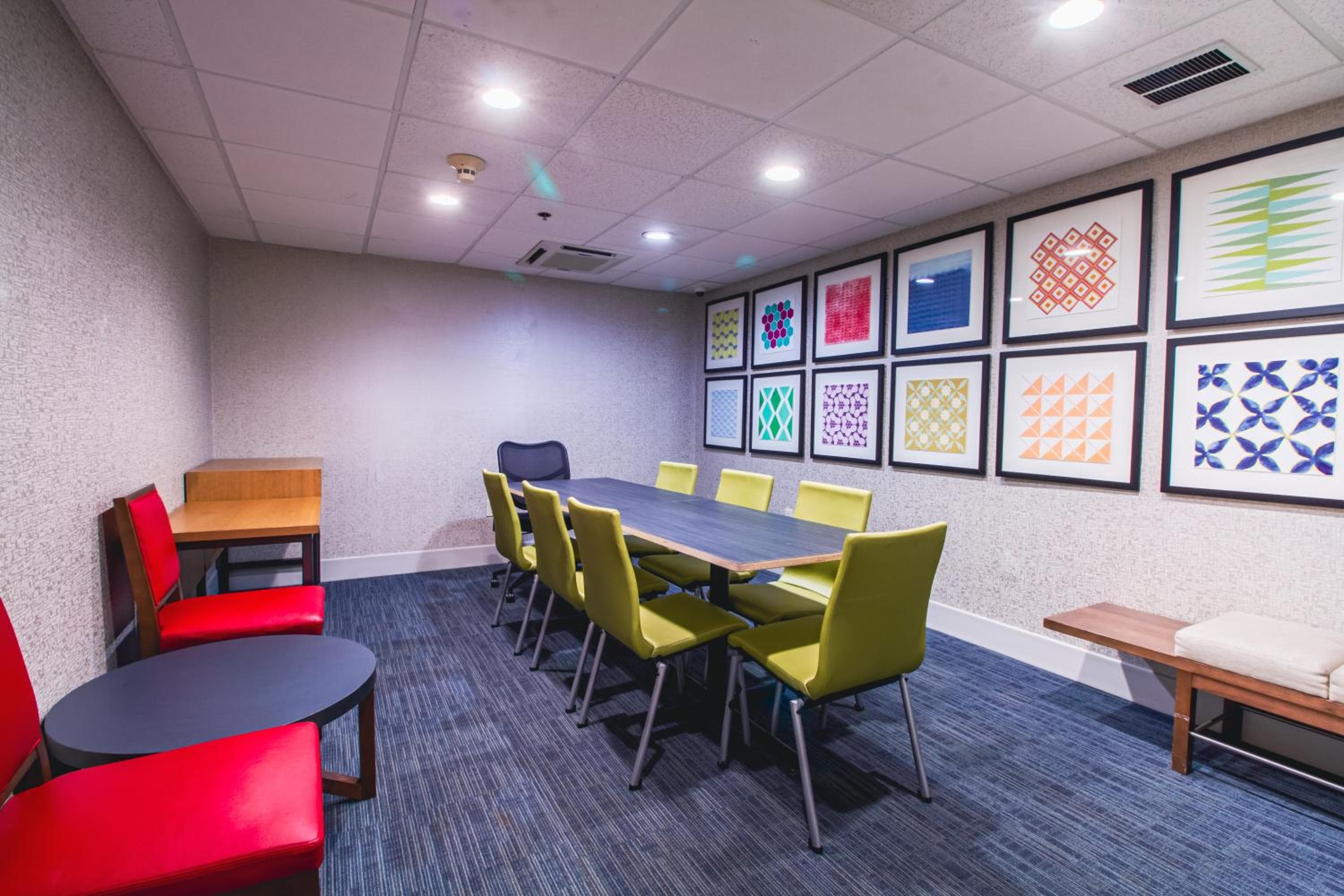 Holiday Inn Express & Suites - Lincoln East - White Mountains, an IHG Hotel
