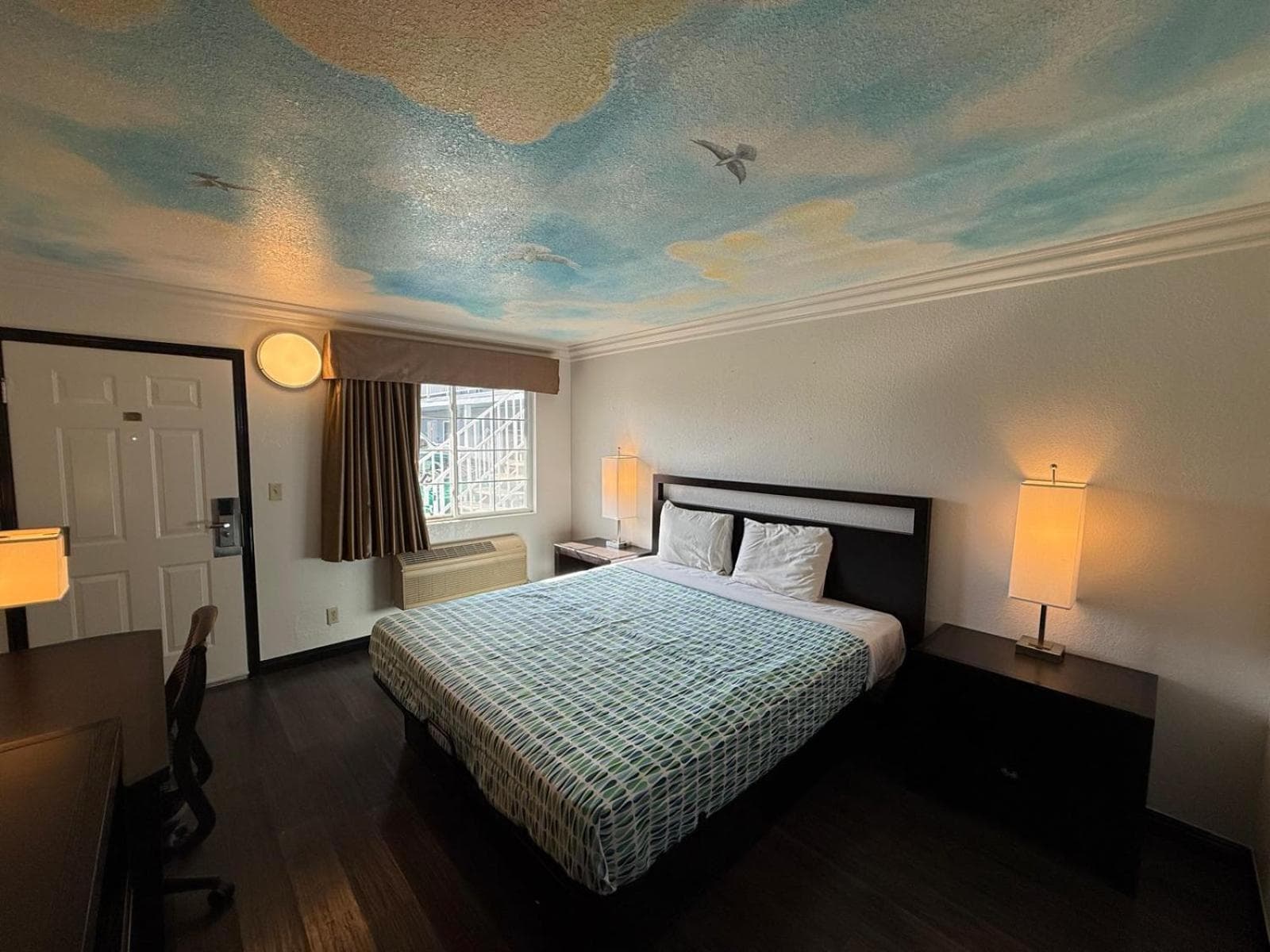 Super 7 Motel - Anaheim Packing District & Disneyland