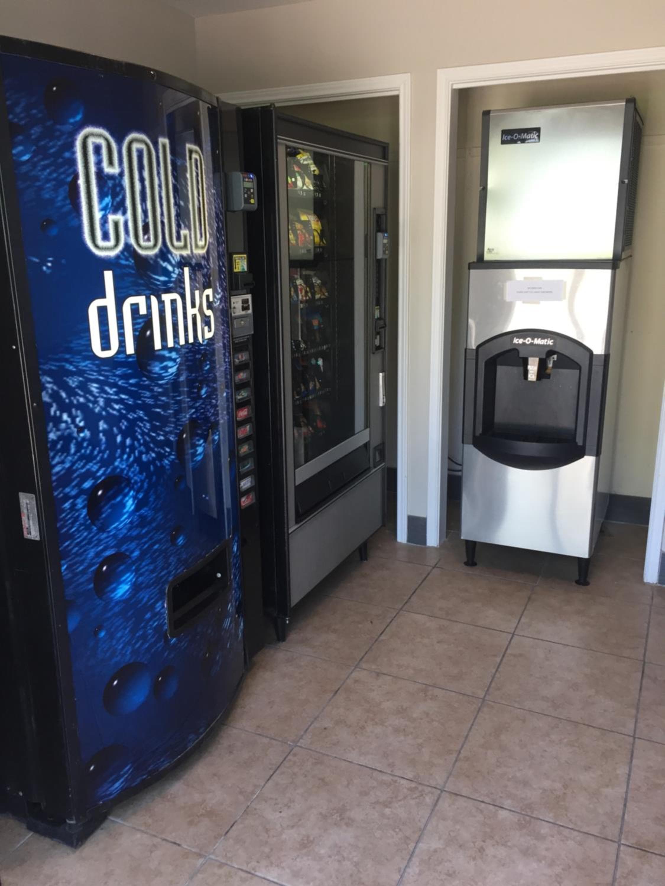 Super 8 by Wyndham Arlington Near AT&T Stadium