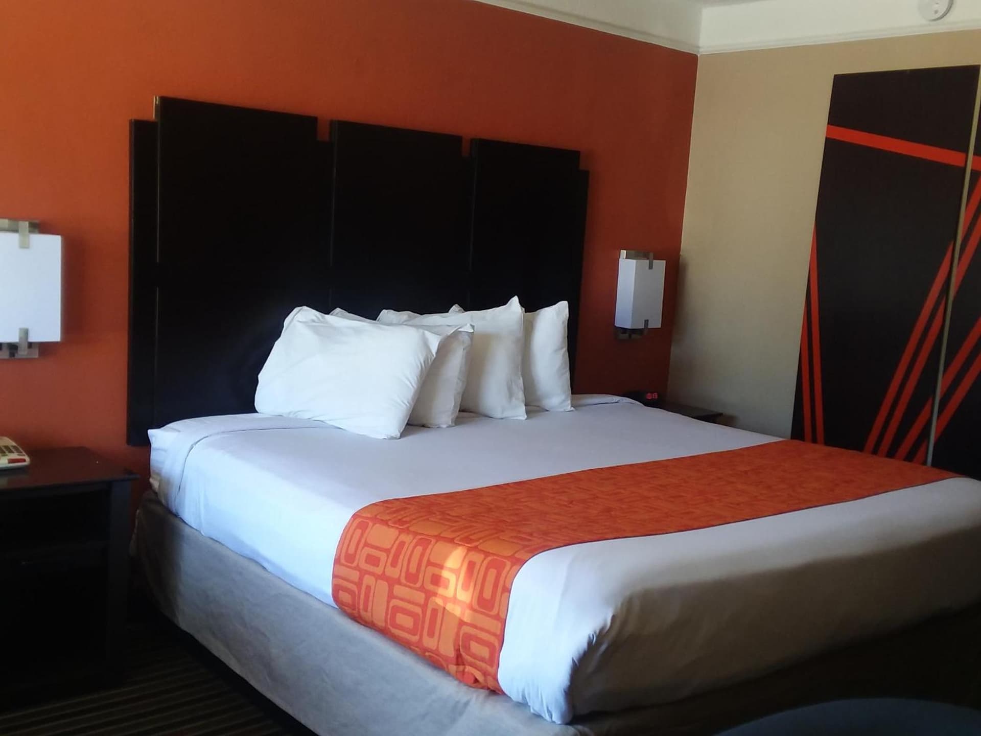 Howard Johnson by Wyndham Historic Lake Charles