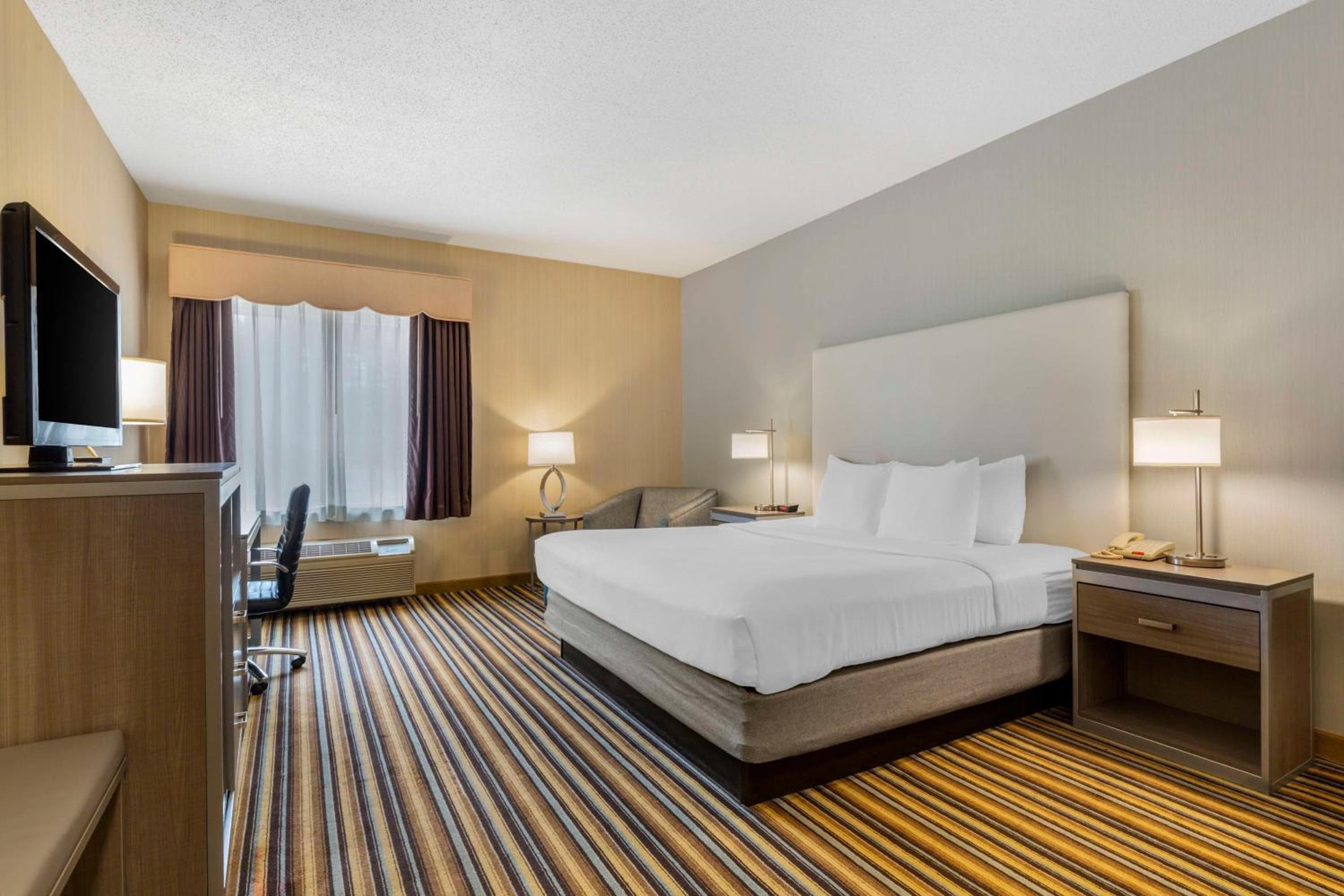 Best Western PLUS NEW ENGLAND INN & SUITES