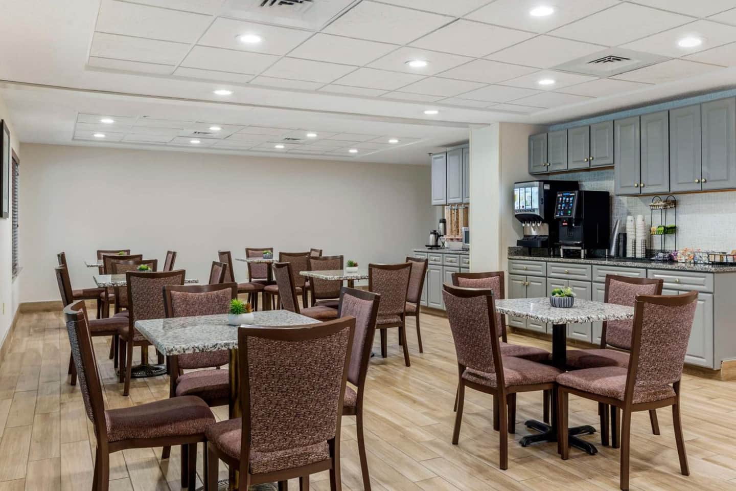 Best Western PLUS NEW ENGLAND INN & SUITES