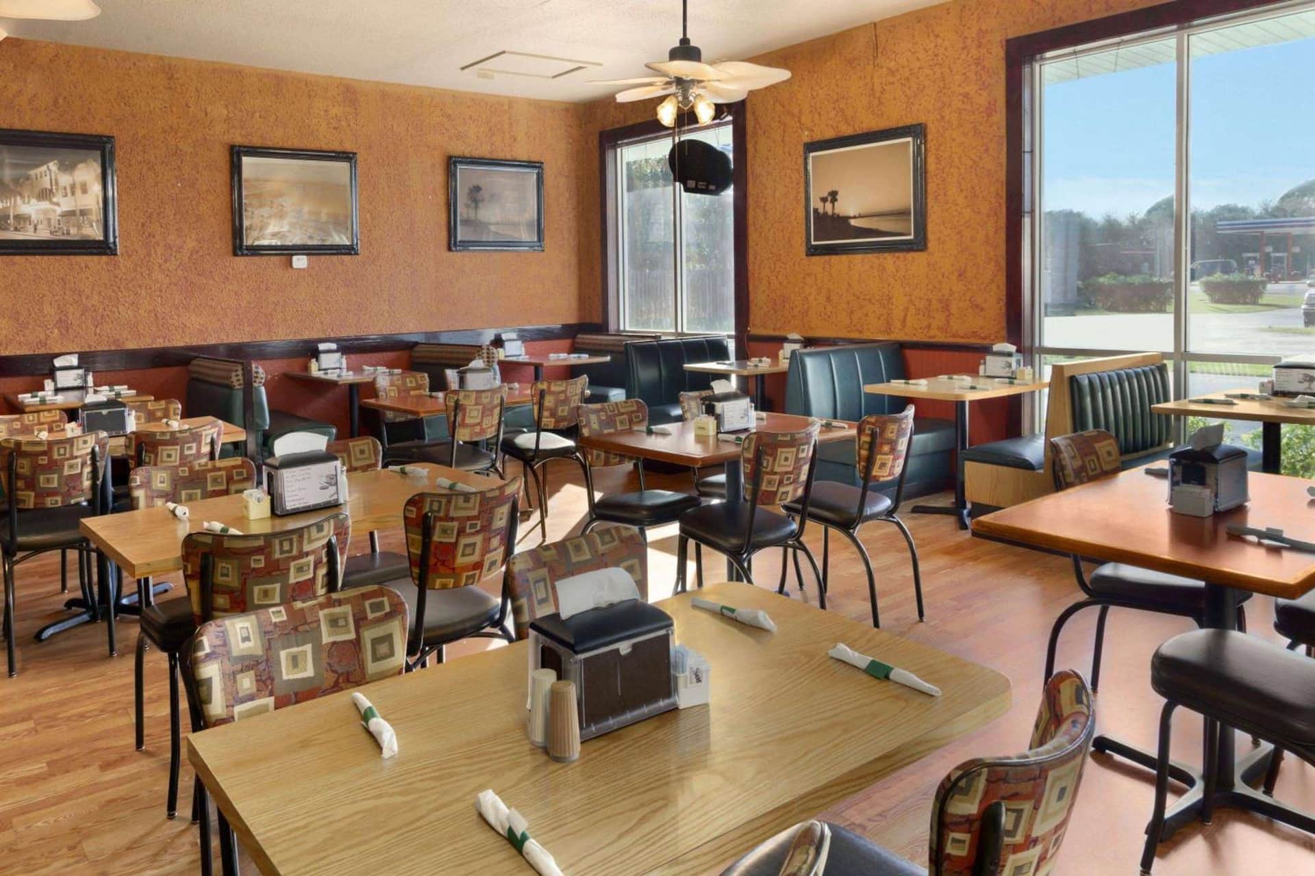 Days Inn & Suites by Wyndham Fort Pierce Midtown