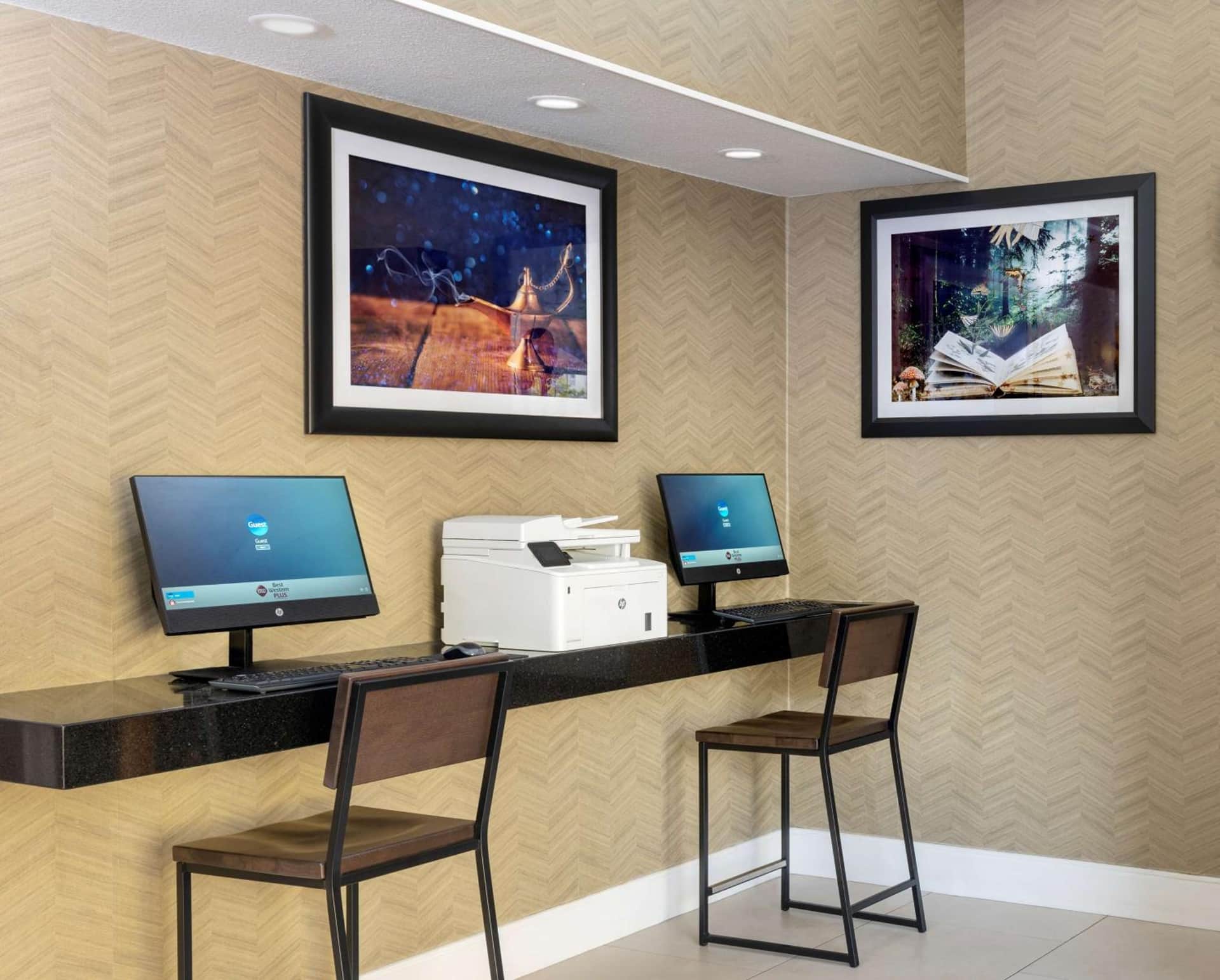Best Western PLUS RAFFLES INN & SUITES