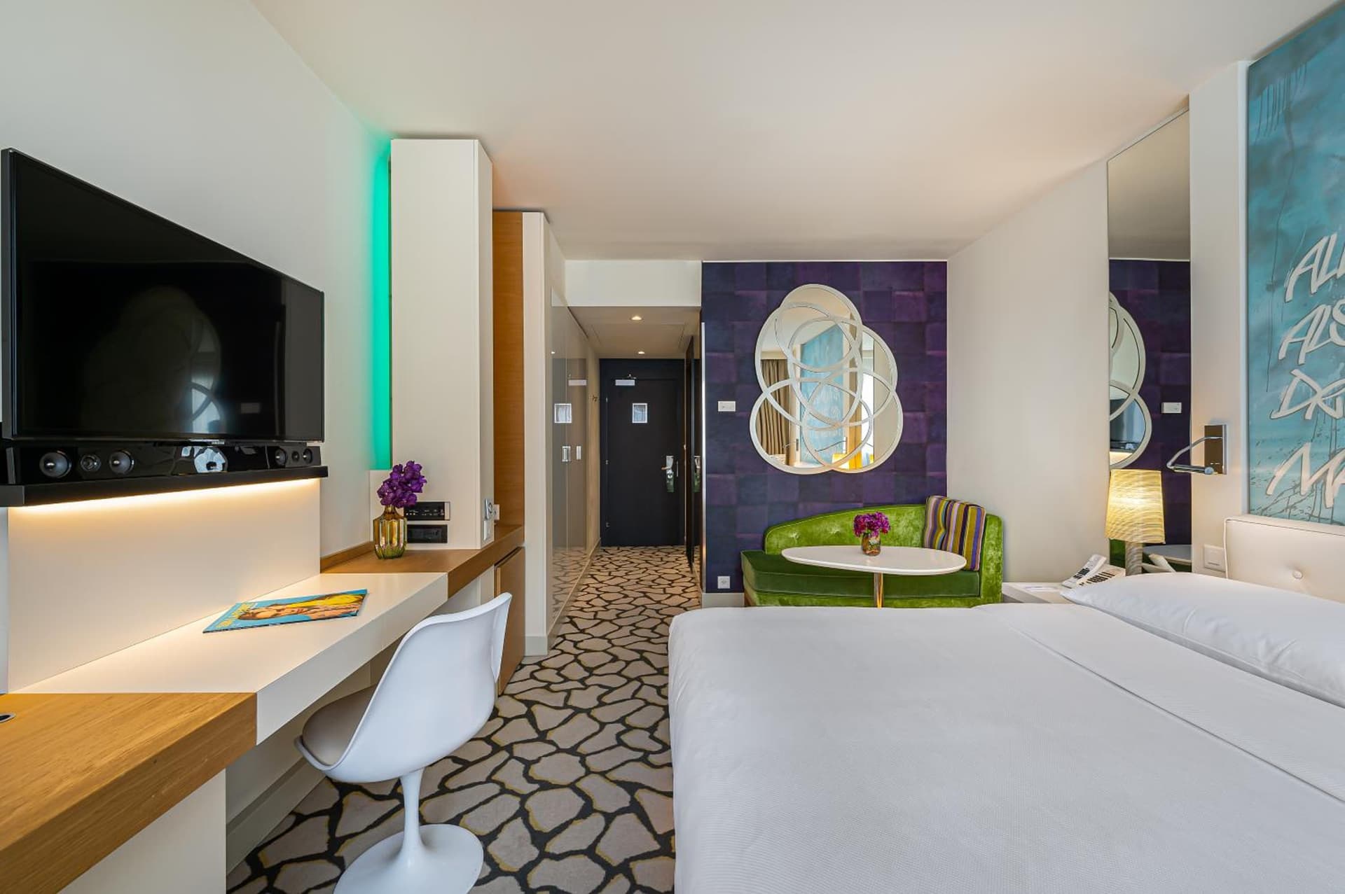 N’vY Manotel
